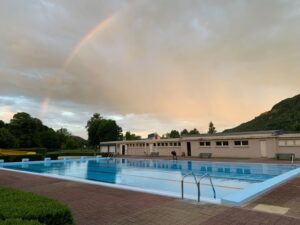 Piscine arc-en-ciel